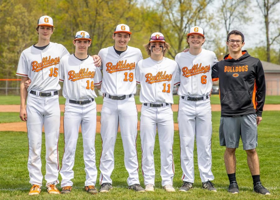 The Green Varsity Baseball senior posed together for a flick on senior night.